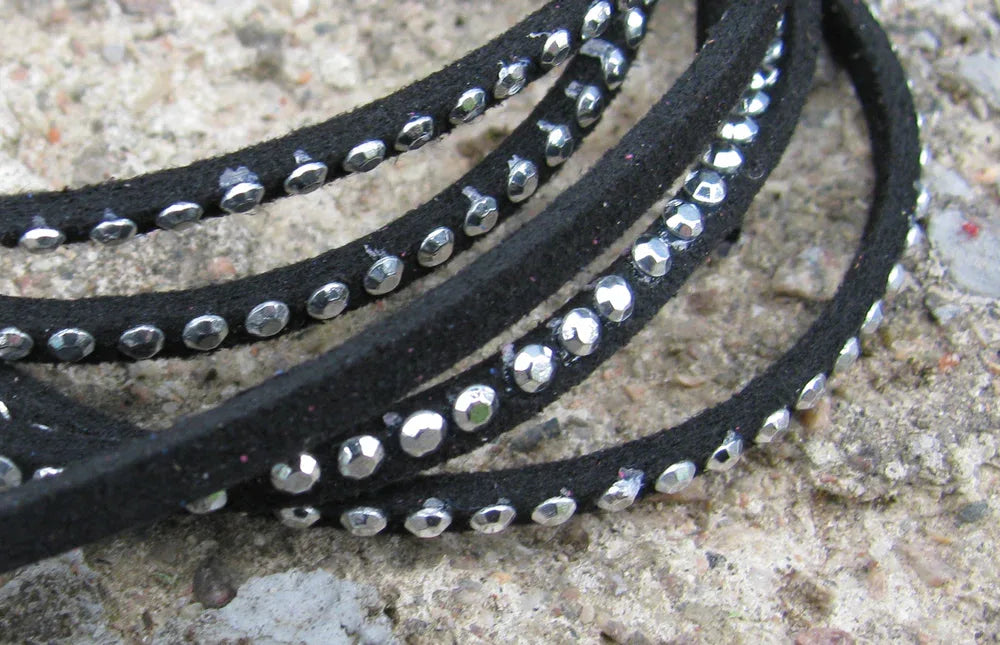 Mockaimitation - Svart med strasstenar, 2,6mm, 1 m Hilmas Pyssel