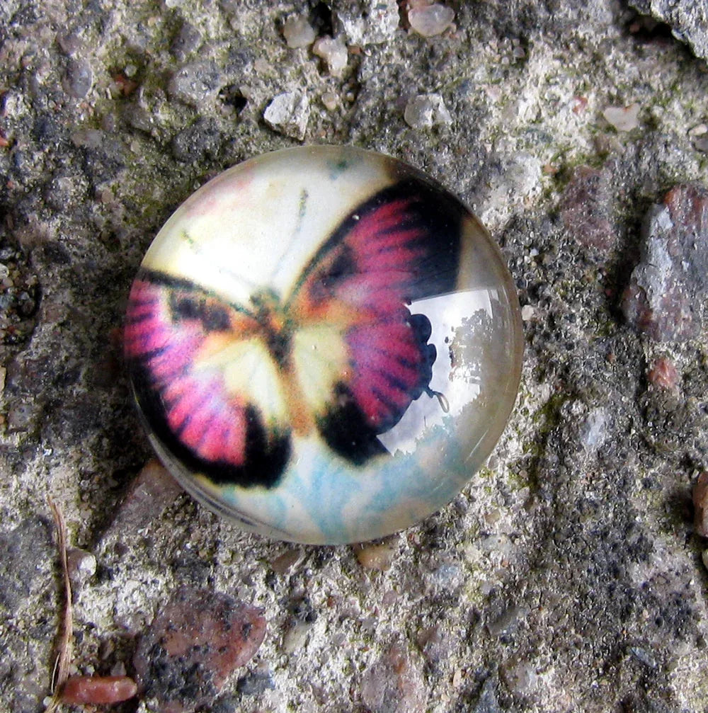 Bildcabochon av glas - Rosa Fjäril 12mm rund 1 styck Hilmas Pyssel