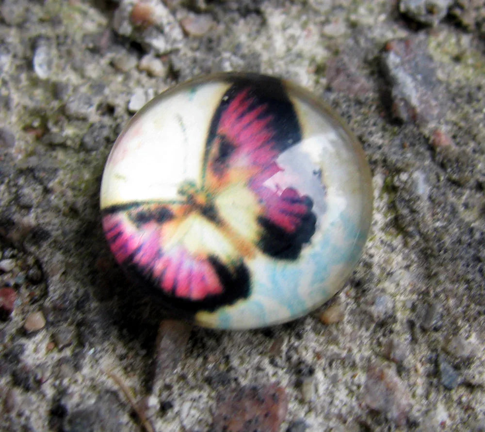 Bildcabochon av glas - Rosa Fjäril 12mm rund 1 styck Hilmas Pyssel