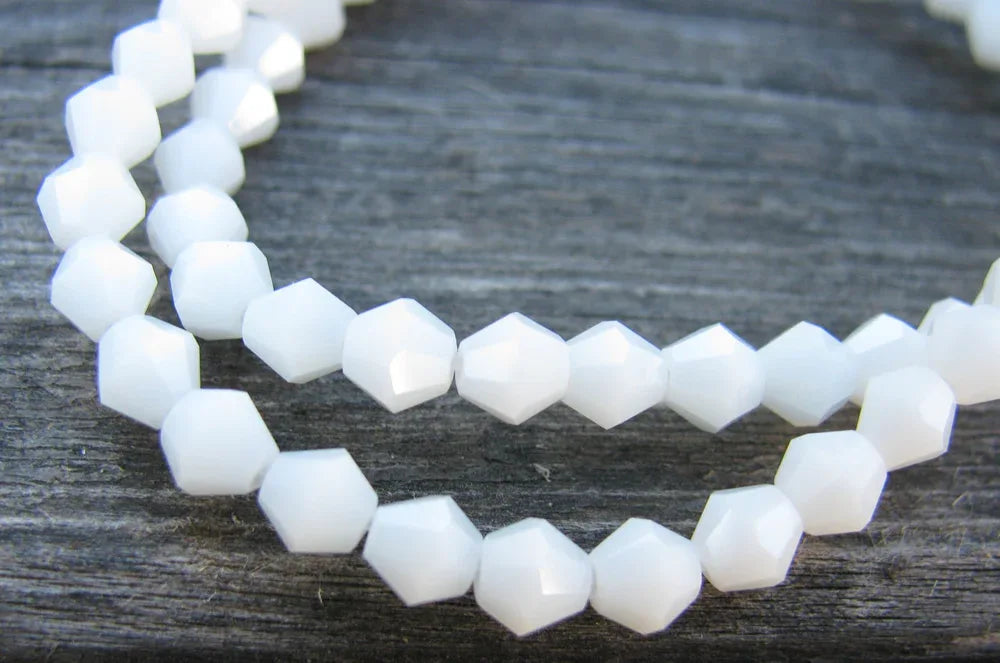 Glaspärlor Bicone - Opakvit, 4 mm 1 sträng Hilmas Pyssel