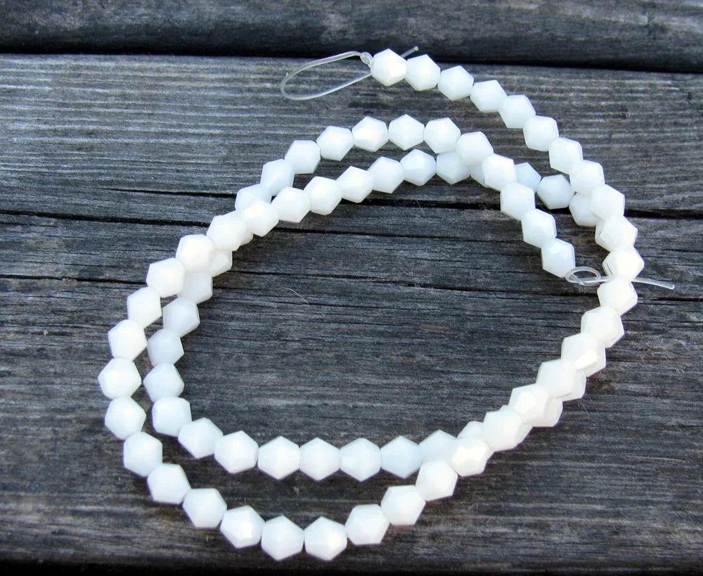 Glaspärlor Bicone - Opakvit, 4 mm 1 sträng Hilmas Pyssel