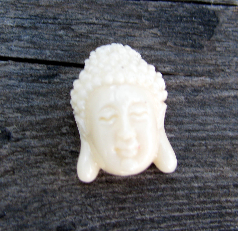 Imiterad Korall - Buddha, Vit 16x11mm, 1 styck Hilmas Pyssel