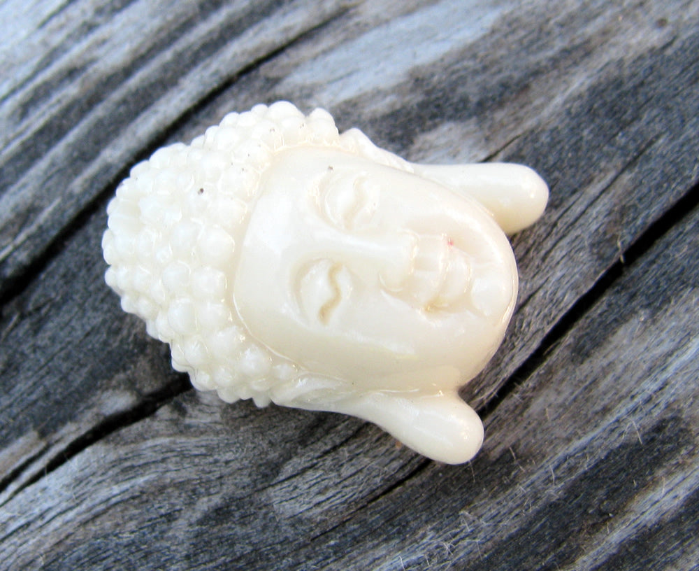 Imiterad Korall - Buddha, Vit 16x11mm, 1 styck Hilmas Pyssel