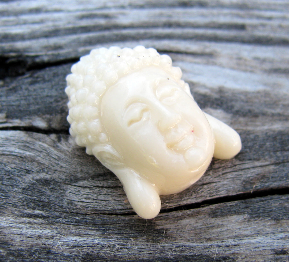 Imiterad Korall - Buddha, Vit 16x11mm, 1 styck Hilmas Pyssel
