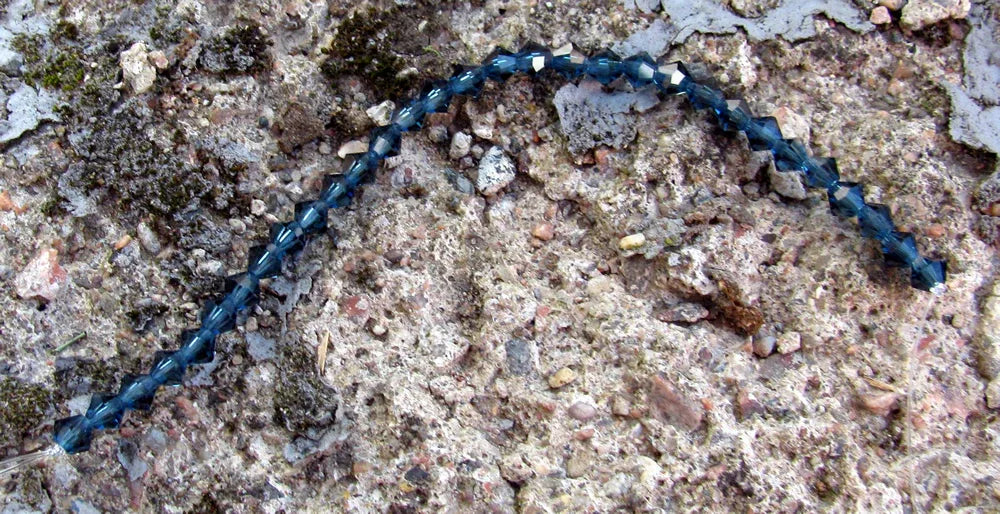 Tjeckiska MC Bicone - Montana, 4 mm, 1 sträng Preciosa