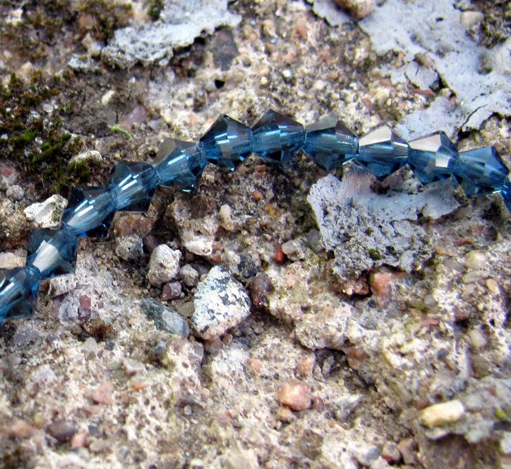 Tjeckiska MC Bicone - Montana, 4 mm, 1 sträng Preciosa