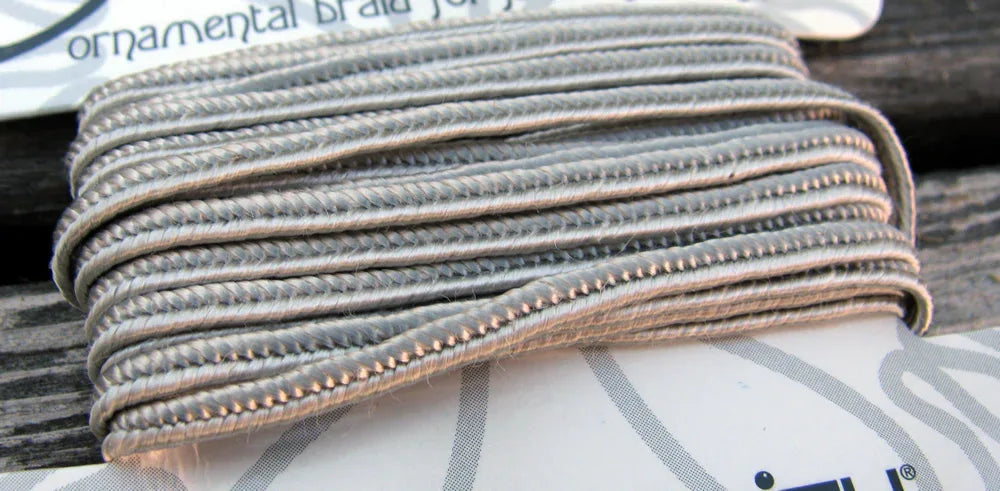 Soutache band - Silver / Grå, 1 förpackning (3 yards) Beadsmith