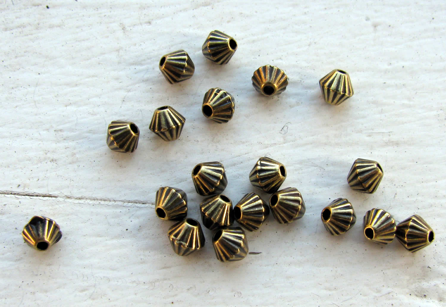 Mellandel Bronsfärgad - Liten Randig Bicone, 4,7x4,3 mm, 20-pack Grekisk Metall