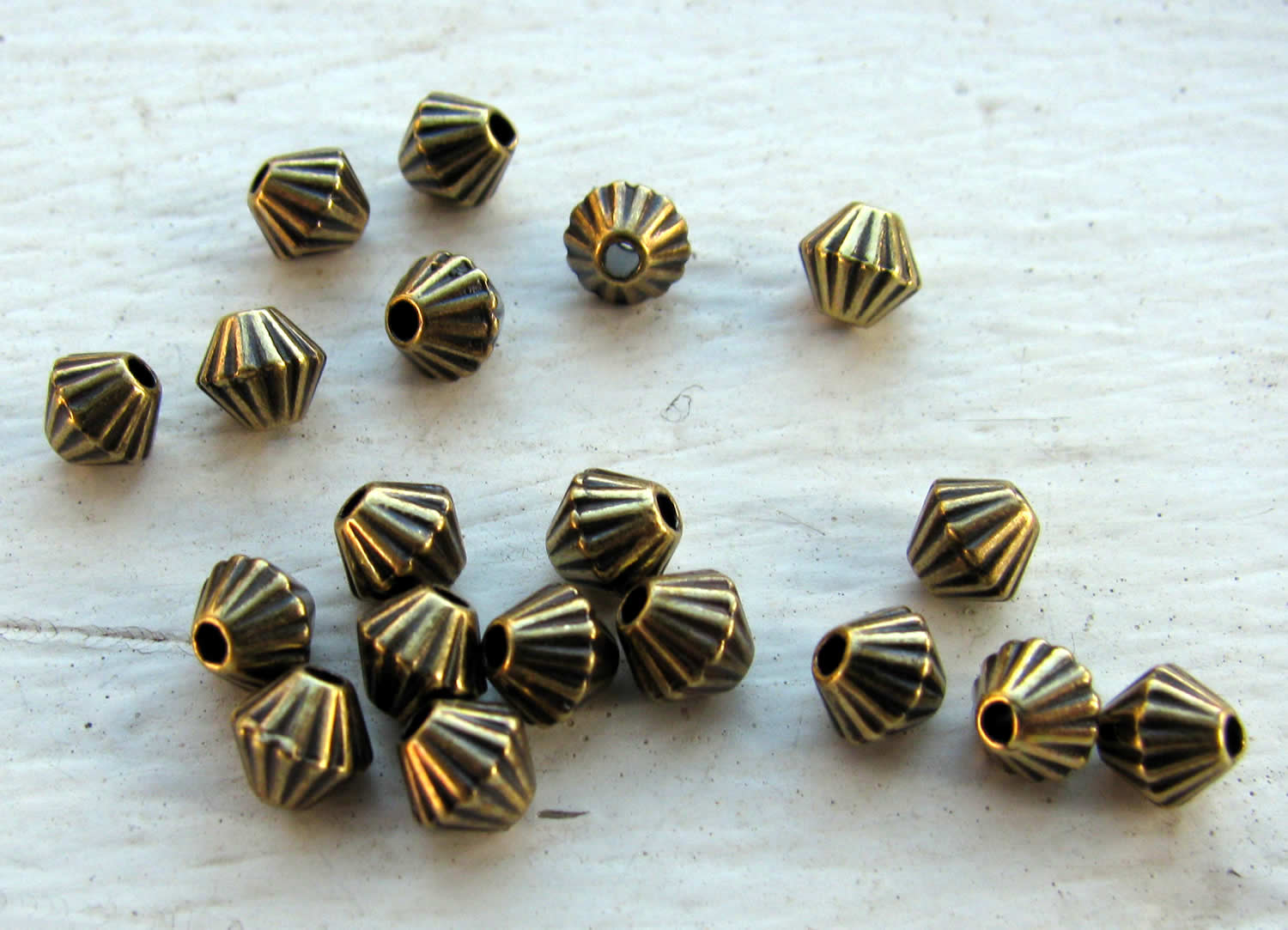 Mellandel Bronsfärgad - Liten Randig Bicone, 4,7x4,3 mm, 20-pack Grekisk Metall