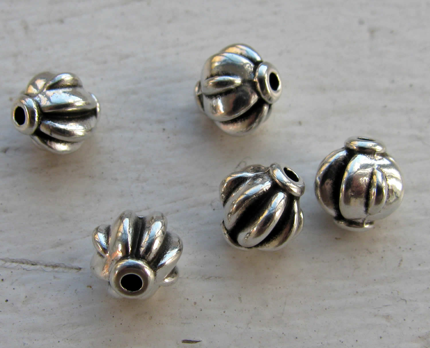 Mellandel silverfärgad - Randig rund 8mm 5-pack Grekisk Metall