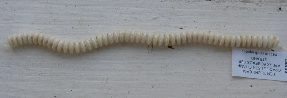 CzechMates Two Hole Lentils - Cream 6mm, 1 sträng CzechMates