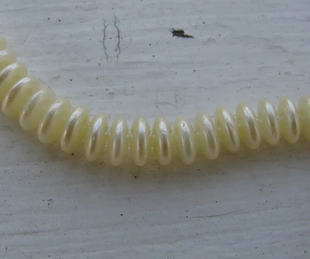 CzechMates Two Hole Lentils - Cream 6mm, 1 sträng CzechMates