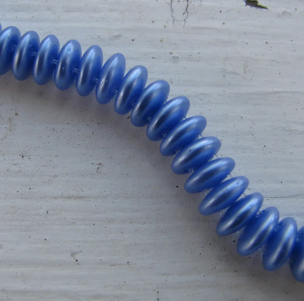 CzechMates Two Hole Lentils - Sapphire 6mm, 1 sträng CzechMates