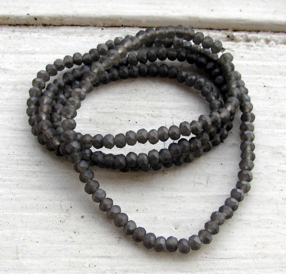 Facetterade glaspärlor - Matt Grå 2,5x2mm 1 sträng Hilmas Pyssel