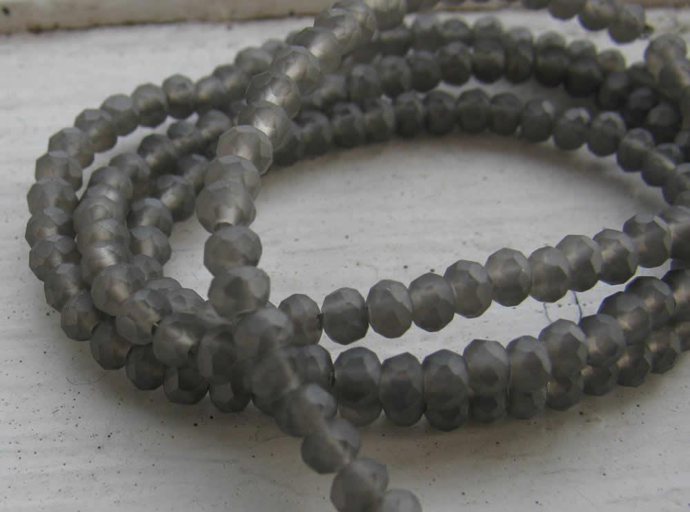 Facetterade glaspärlor - Matt Grå 2,5x2mm 1 sträng Hilmas Pyssel