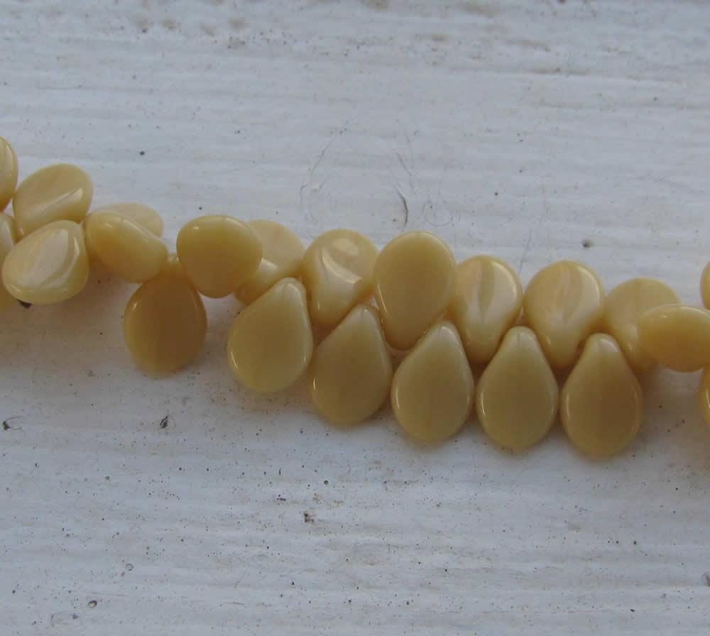 Preciosa Pip - Opaque Ivory, 1 sträng Preciosa