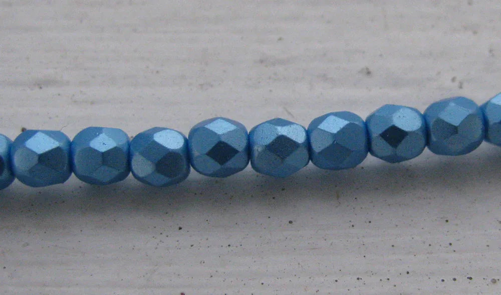 Tjeckiska Firepolish - Pastel Turquoise 4 mm, 1 sträng Hilmas Pyssel