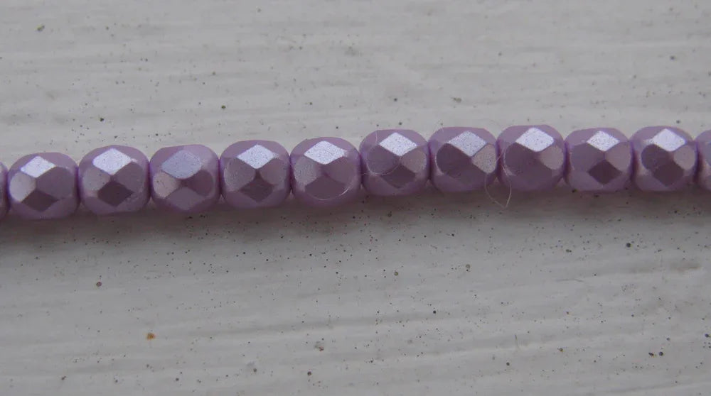 Tjeckiska Firepolish - Pastel Light Rose 4 mm, 1 sträng Hilmas Pyssel
