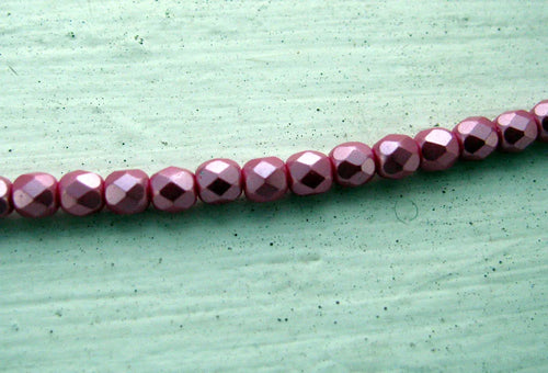 Tjeckiska Firepolish - Pastel Pink 4 mm, 1 sträng Hilmas Pyssel