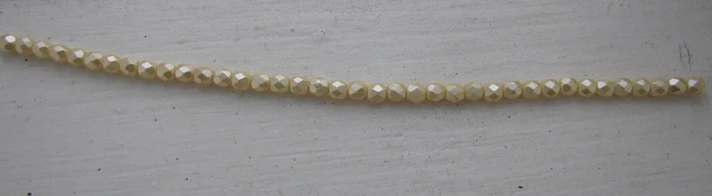 Tjeckiska Firepolish - Pastel Cream 4 mm, 1 sträng Hilmas Pyssel