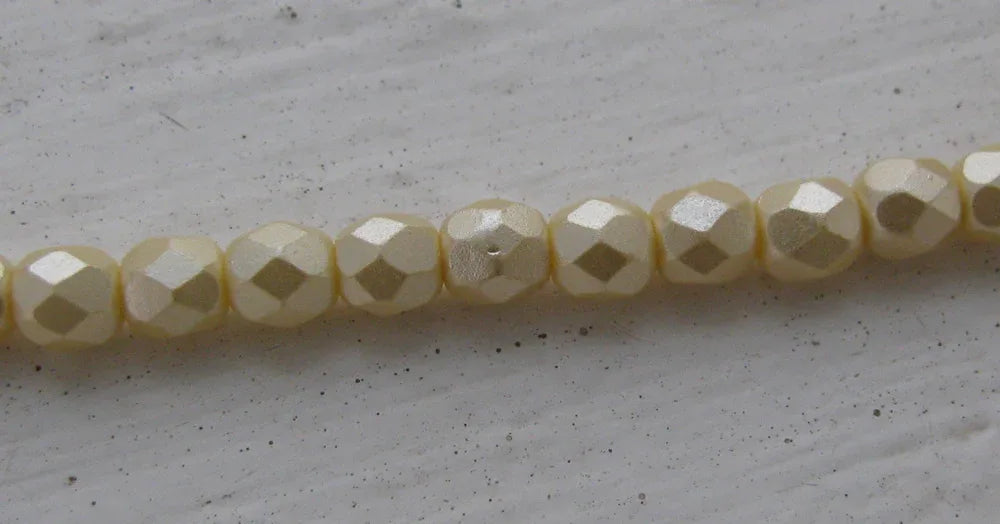 Tjeckiska Firepolish - Pastel Cream 4 mm, 1 sträng Hilmas Pyssel