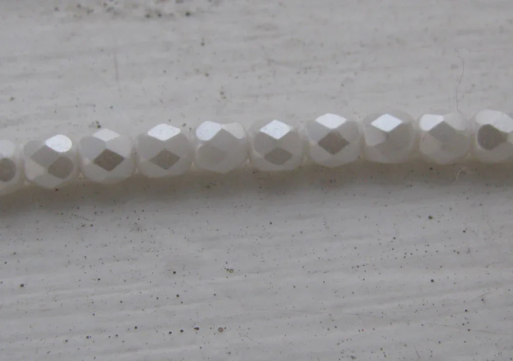 Tjeckiska Firepolish - Pastel White 4 mm, 1 sträng Hilmas Pyssel