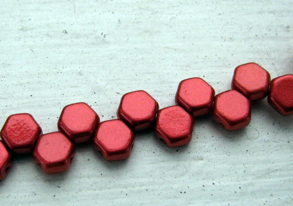 Honeycomb - Lava Red 6mm, 1 sträng Hilmas Pyssel