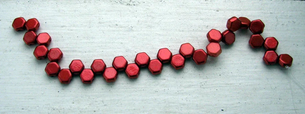 Honeycomb - Lava Red 6mm, 1 sträng Hilmas Pyssel