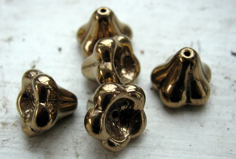 Tjeckiska änglakjolar/blommor - Light Bronze 11x13mm, 5-pack Hilmas Pyssel