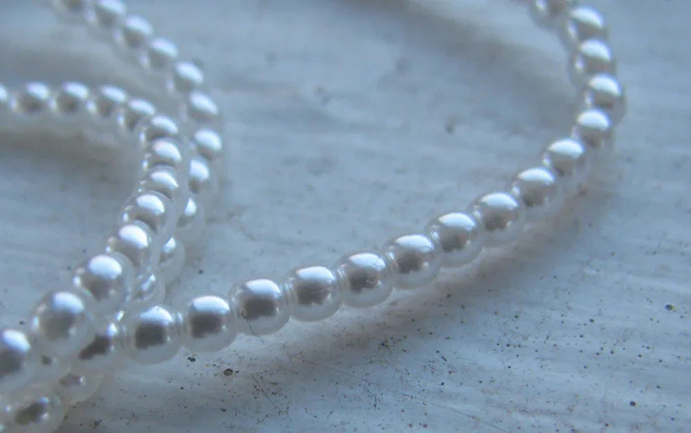 Tjeckiska vaxade glaspärlor - White 2mm, 1 sträng Hilmas Pyssel