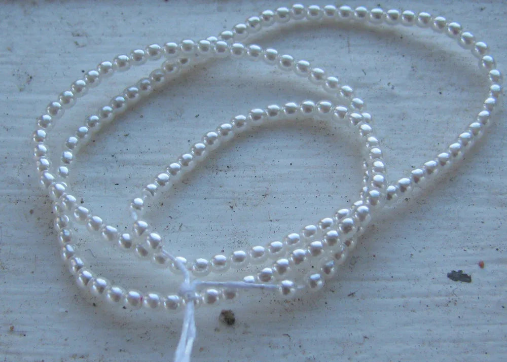 Tjeckiska vaxade glaspärlor - White 2mm, 1 sträng Hilmas Pyssel