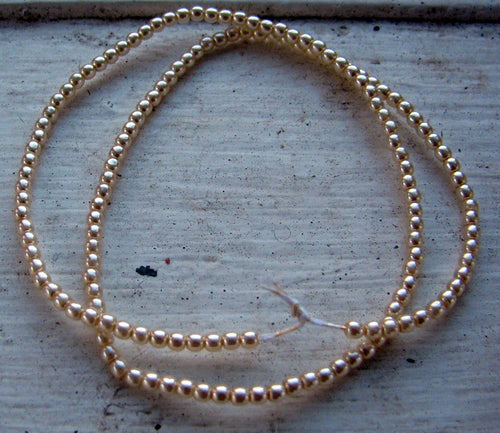 Tjeckiska vaxade glaspärlor - Cream 2mm, 1 sträng Hilmas Pyssel