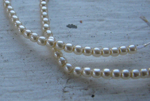 Tjeckiska vaxade glaspärlor - Cream 2mm, 1 sträng Hilmas Pyssel