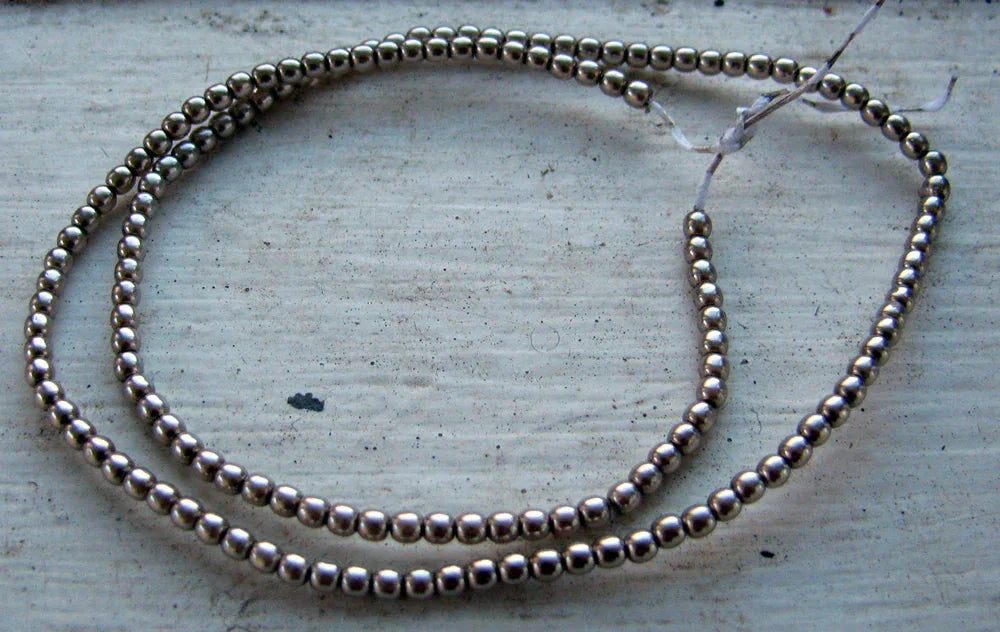 Tjeckiska vaxade glaspärlor - Champagne 2mm, 1 sträng Hilmas Pyssel