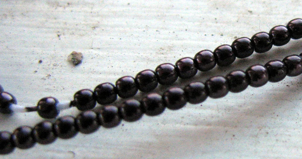 Tjeckiska vaxade glaspärlor - Eggplant 2mm, 1 sträng Hilmas Pyssel