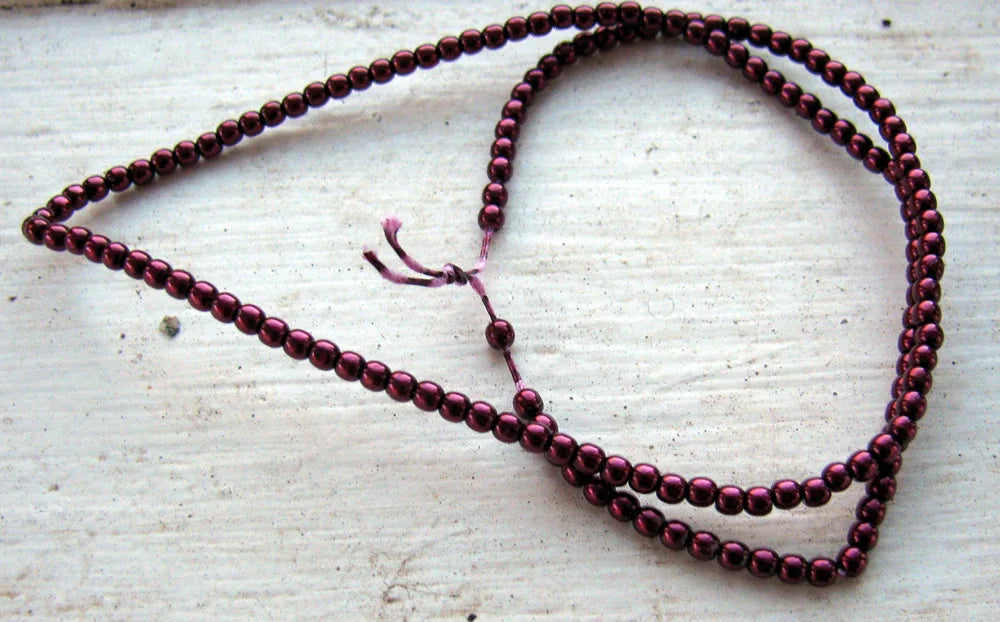 Tjeckiska vaxade glaspärlor - Burgundy 2mm, 1 sträng Hilmas Pyssel