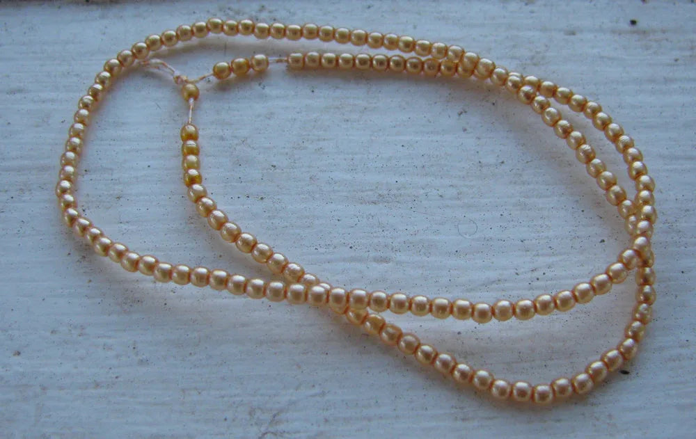 Tjeckiska vaxade glaspärlor - Peach 2mm, 1 sträng Hilmas Pyssel