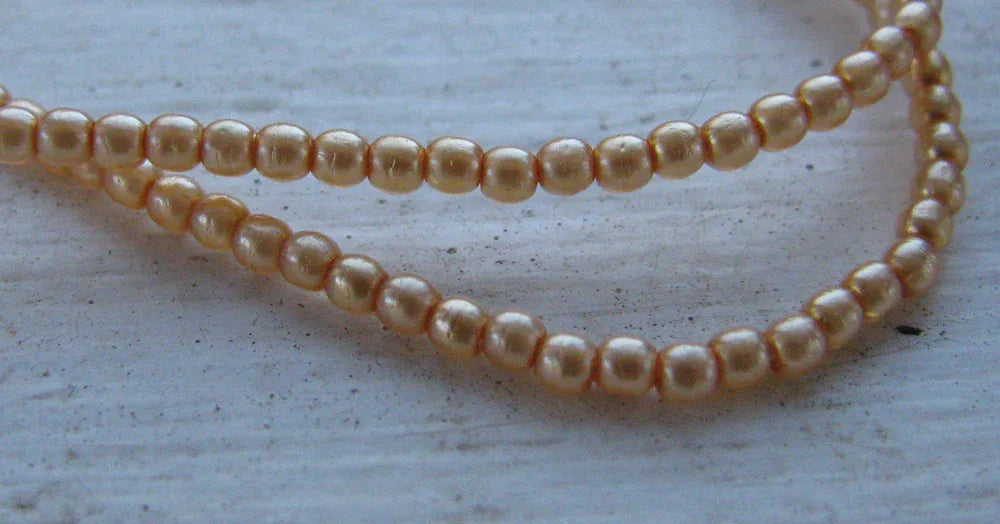 Tjeckiska vaxade glaspärlor - Peach 2mm, 1 sträng Hilmas Pyssel
