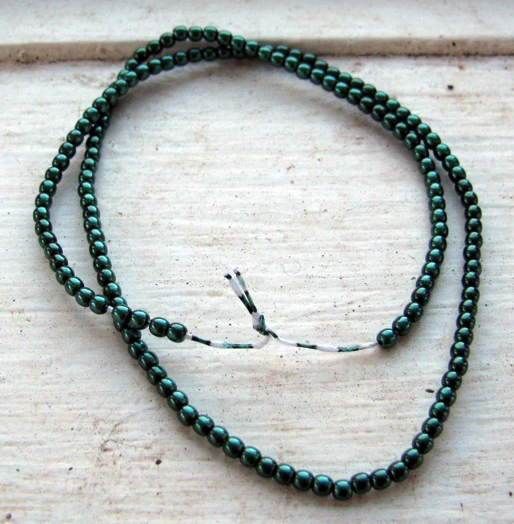 Tjeckiska Vaxade Glaspärlor - Deep Emerald 2mm, 1 Sträng Hilmas Pyssel