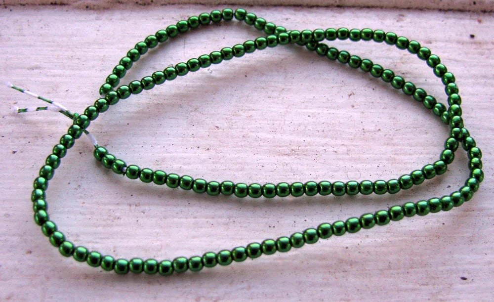 Tjeckiska vaxade glaspärlor - Xmas Green 2mm, 1 sträng Hilmas Pyssel