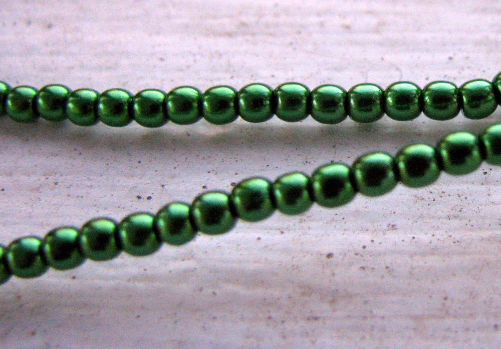 Tjeckiska vaxade glaspärlor - Xmas Green 2mm, 1 sträng Hilmas Pyssel
