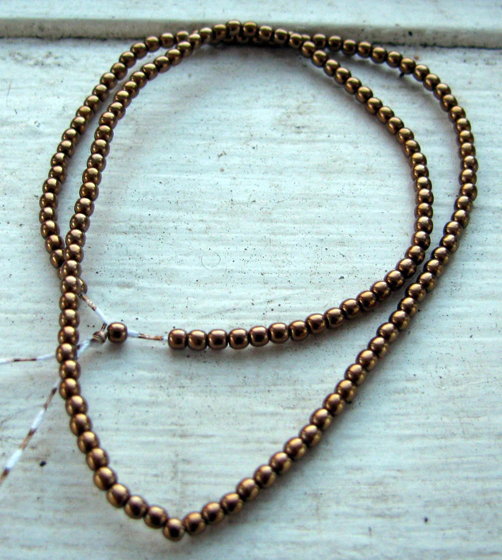 Tjeckiska Vaxade Glaspärlor - Antique Gold 2mm, 1 sträng Hilmas Pyssel