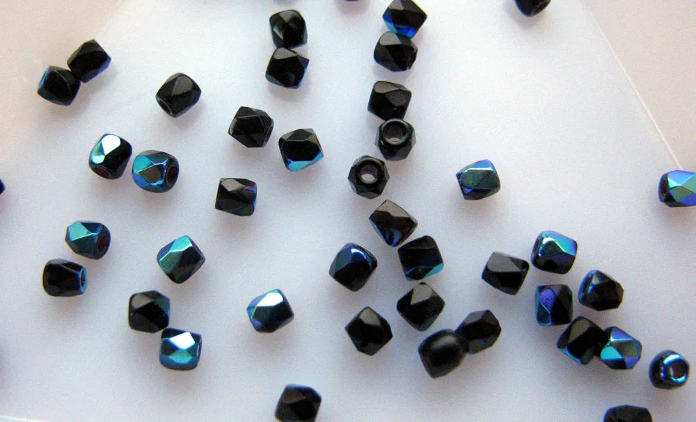 Tjeckiska Firepolish - Jet AB True 2 mm, 600-pack Hilmas Pyssel