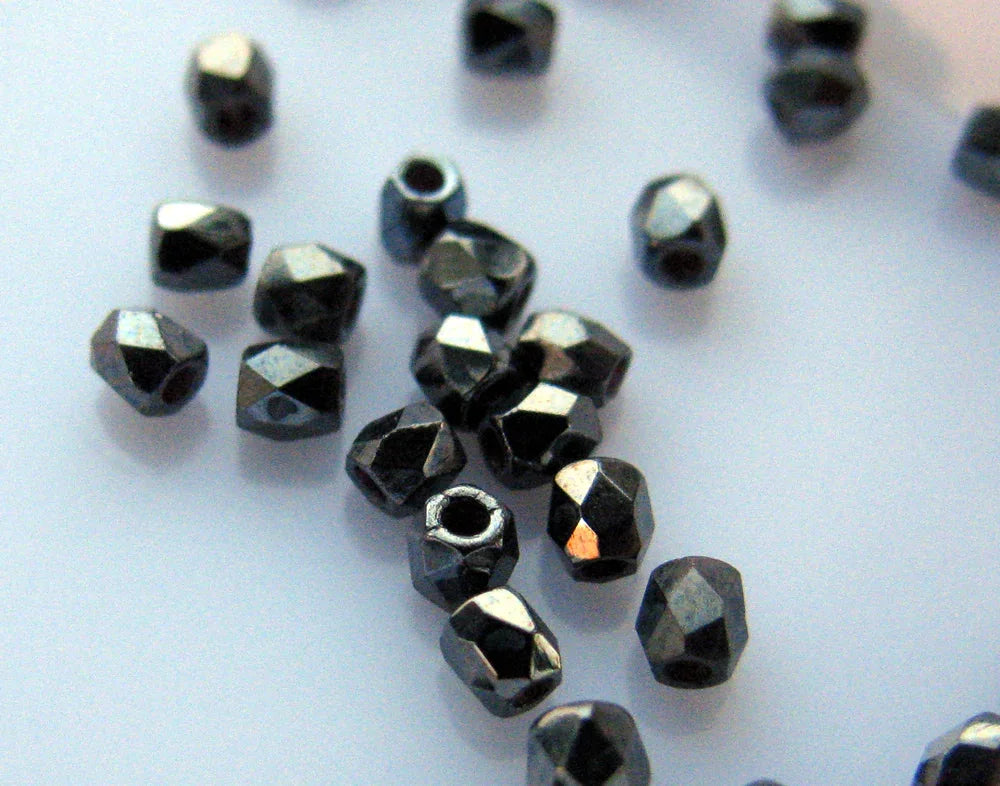 Tjeckiska Firepolish - Jet Hematite True 2 mm, 2 gram Hilmas Pyssel