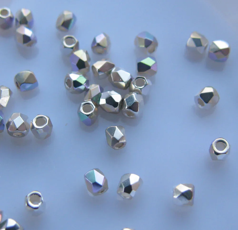 Tjeckiska Firepolish - Crystal Silver Plt AB, True 2 mm, 50 stycken Hilmas Pyssel