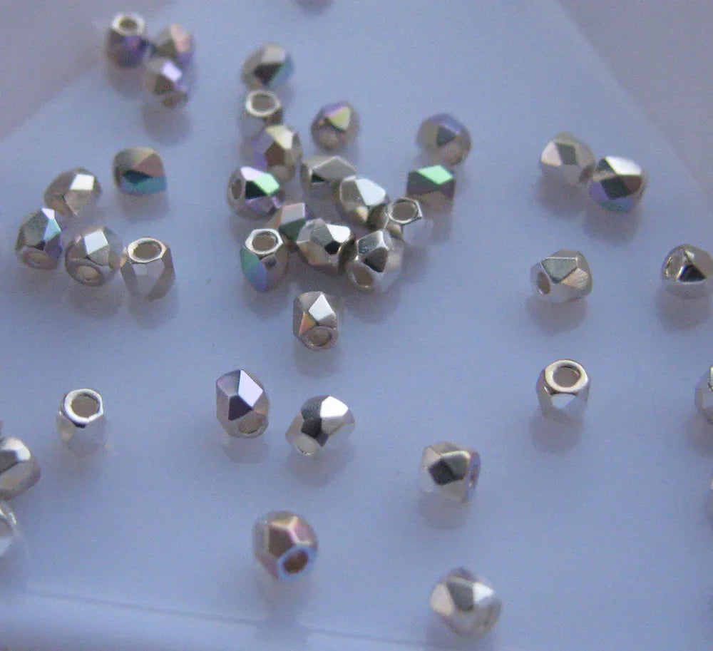 Tjeckiska Firepolish - Crystal Silver Plt AB, True 2 mm, 50 stycken Hilmas Pyssel