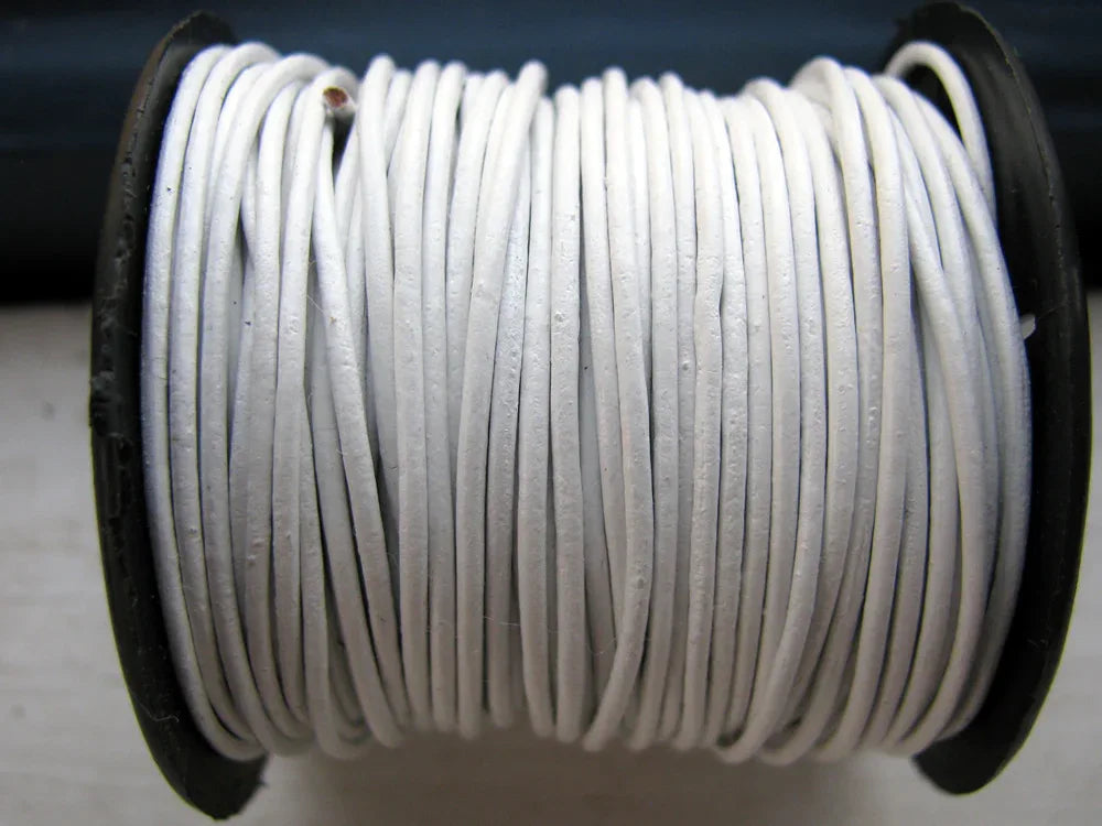 Läderband 1 mm - Vit, 1m Hilmas Pyssel