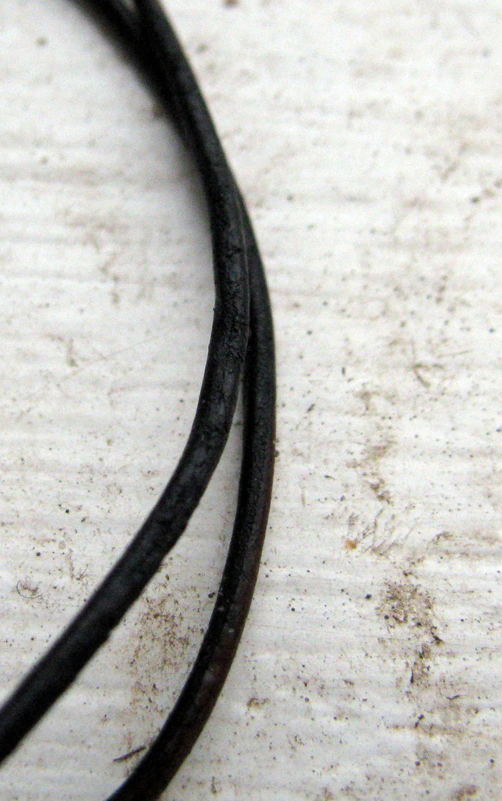 Läderband ca 1 mm - Brun, 1m Hilmas Pyssel
