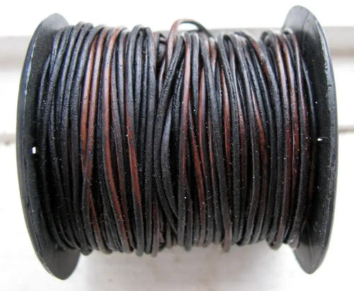 Läderband ca 1 mm - Brun, 1m Hilmas Pyssel