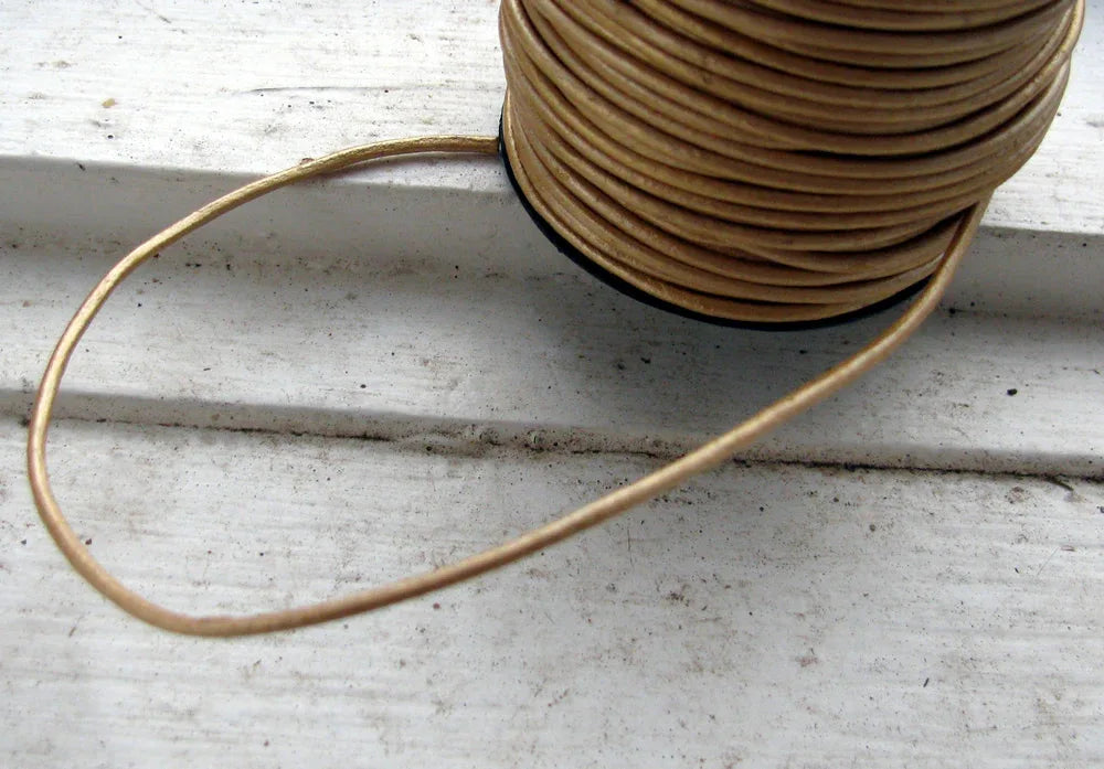 Läderband 1,5 mm - Metallic Gold, 1 m Hilmas Pyssel